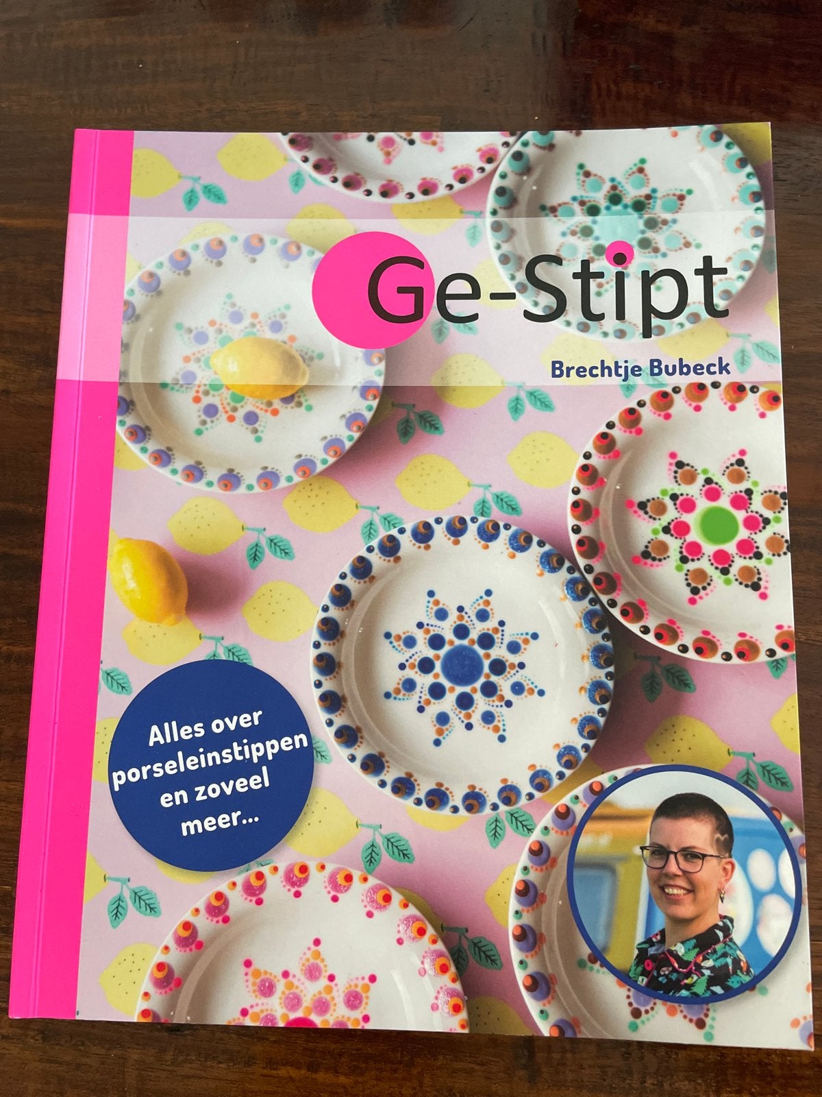 Ge-Stipt: Alles over porseleinstippen en zoveel meer..., Ophalen of Verzenden, Zo goed als nieuw, Overige onderwerpen