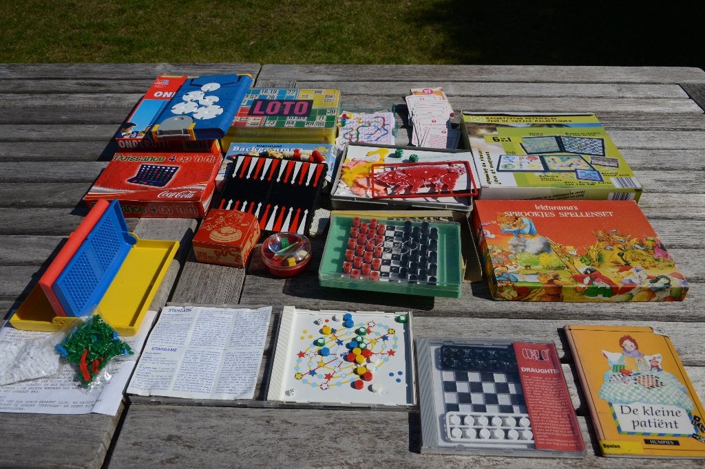 12 kleine reis-gezelschapsspelen., Drie of vier spelers, Ophalen of Verzenden, Zo goed als nieuw