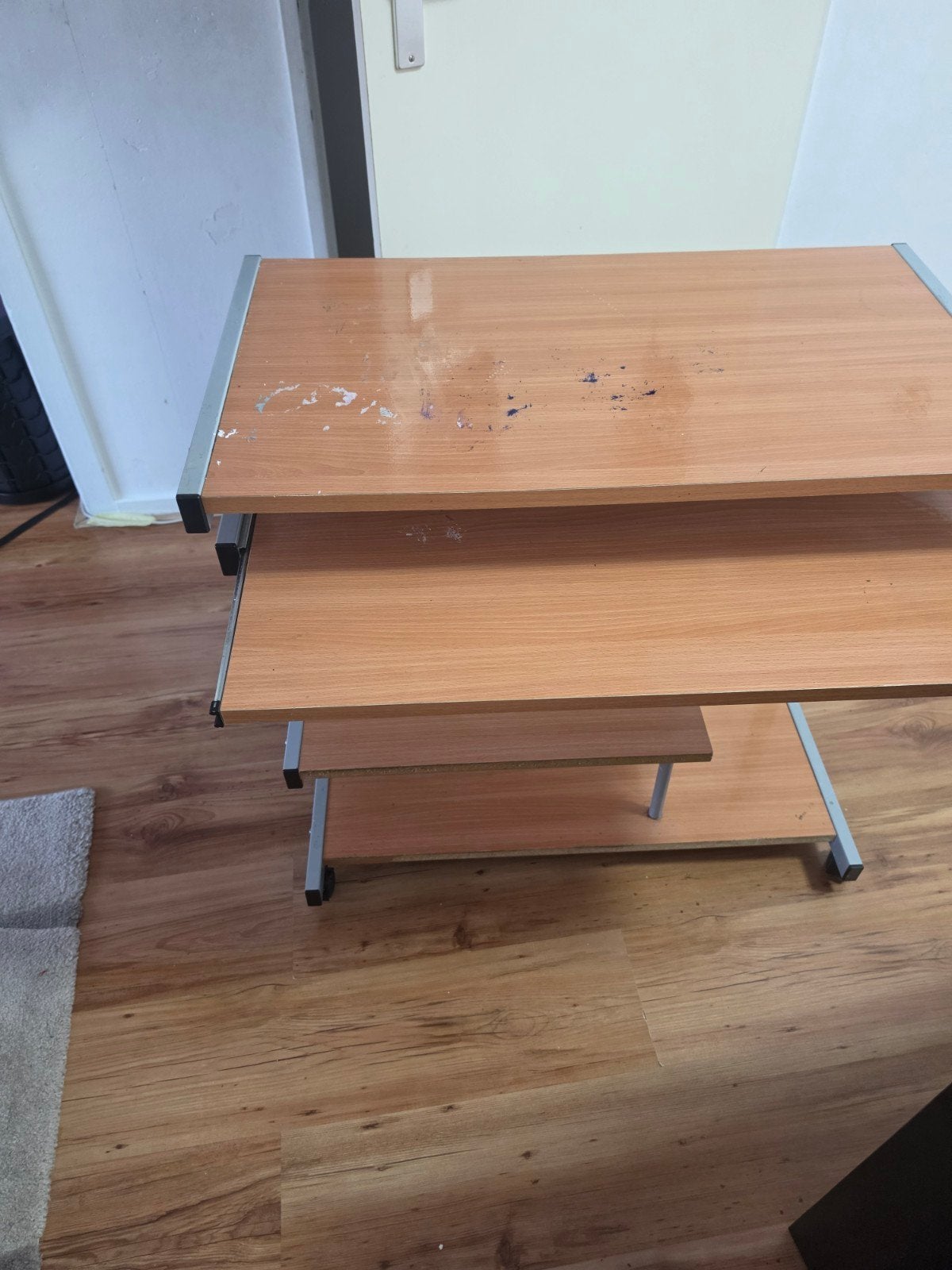 Gratis computerbureau / computertafel, Gebruikt, Spaanplaat of MDF, Bruin, Ophalen of Verzenden