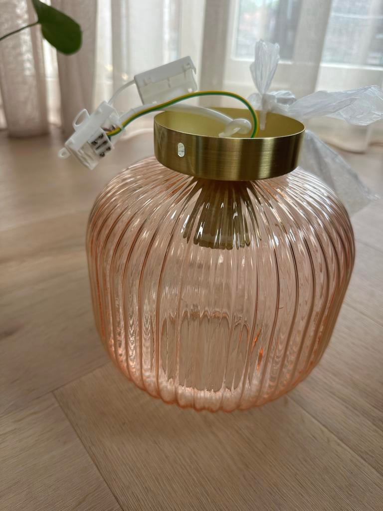 Roze glazen hanglamp met gouden fitting, Huis en Inrichting, Lampen | Hanglampen, Ophalen of Verzenden, Nieuw, Glas, Minder dan 50 cm