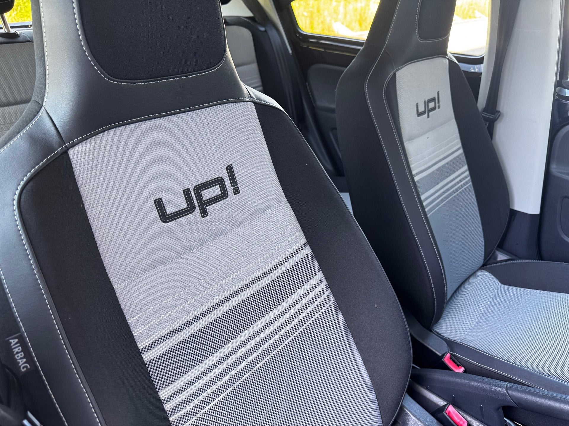 Volkswagen Up! 1.0 high up! Black up! Cruise Pdc Stoelverwrm, Voorwielaandrijving, Gebruikt, Leder en Stof, Zwart