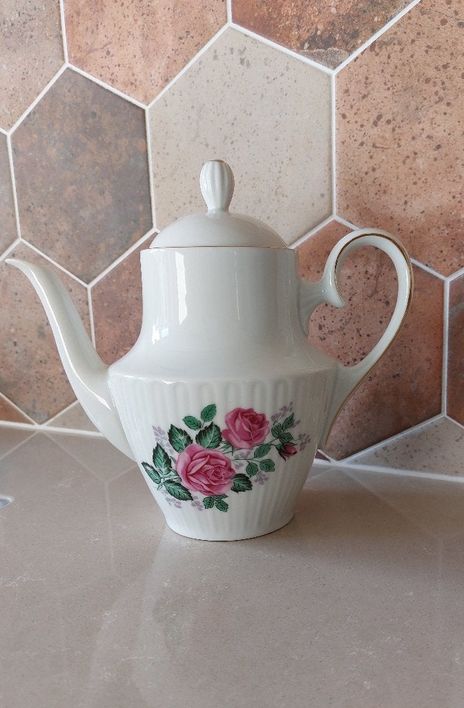 Oude theepot met roosjes en goudopdruk - genummerd no 46, Huis en Inrichting, Ophalen, Zo goed als nieuw, Porselein, Theepot