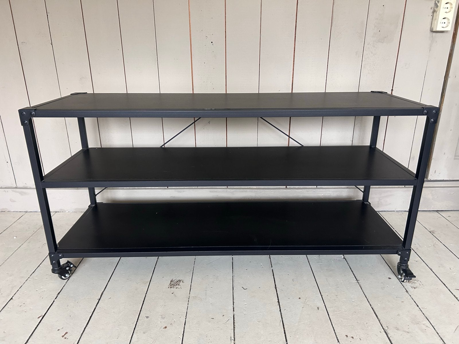 Zwart metalen sidetable met 3 planken en wielen, Ophalen, Gebruikt, 100 tot 150 cm, Minder dan 100 cm