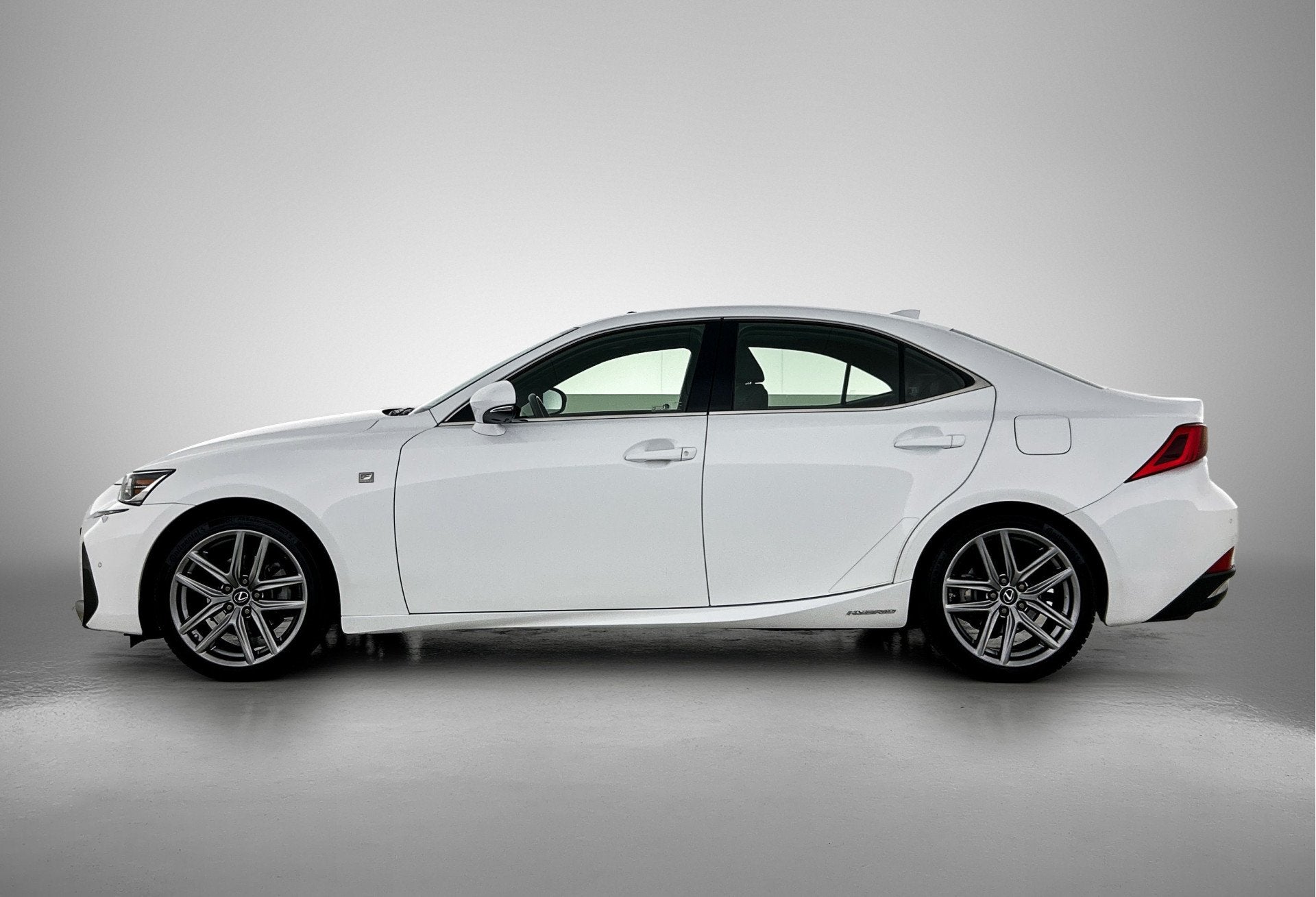 Lexus IS 300h Hybrid F-Sport Line | Adaptief Dempingsysteem, Auto's, Lexus, Achterwielaandrijving, Gebruikt, Leder en Stof, Wit