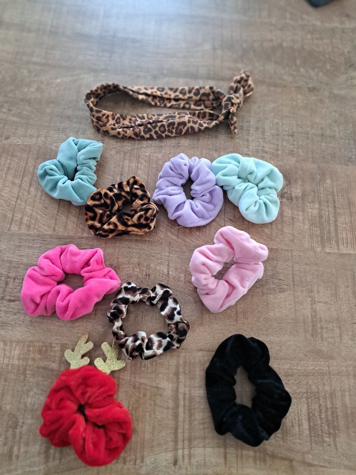 Fluffy toilettas met scrunchies, Sieraden, Tassen en Uiterlijk, Ophalen of Verzenden, Zo goed als nieuw, Meerkleurig, Meisje
