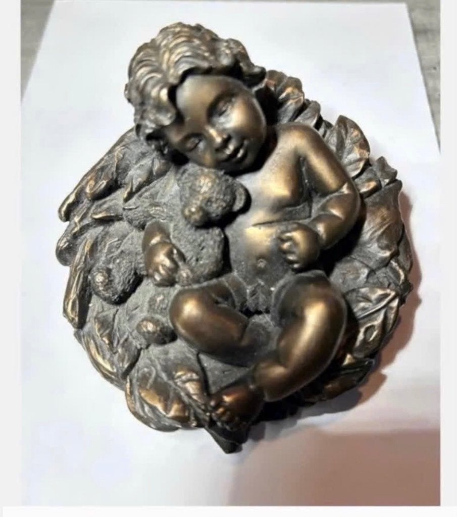 Beeld van kind met beer, 10 x 9 cm, polystone, Ophalen of Verzenden, Nieuw, Mens