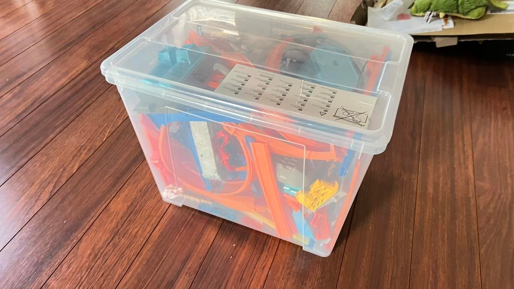PARTIJ HOTWHEELS EN BOOSTERS!! + BAK AUTO’s!+ 2 GARAGES!, Ophalen, Zo goed als nieuw
