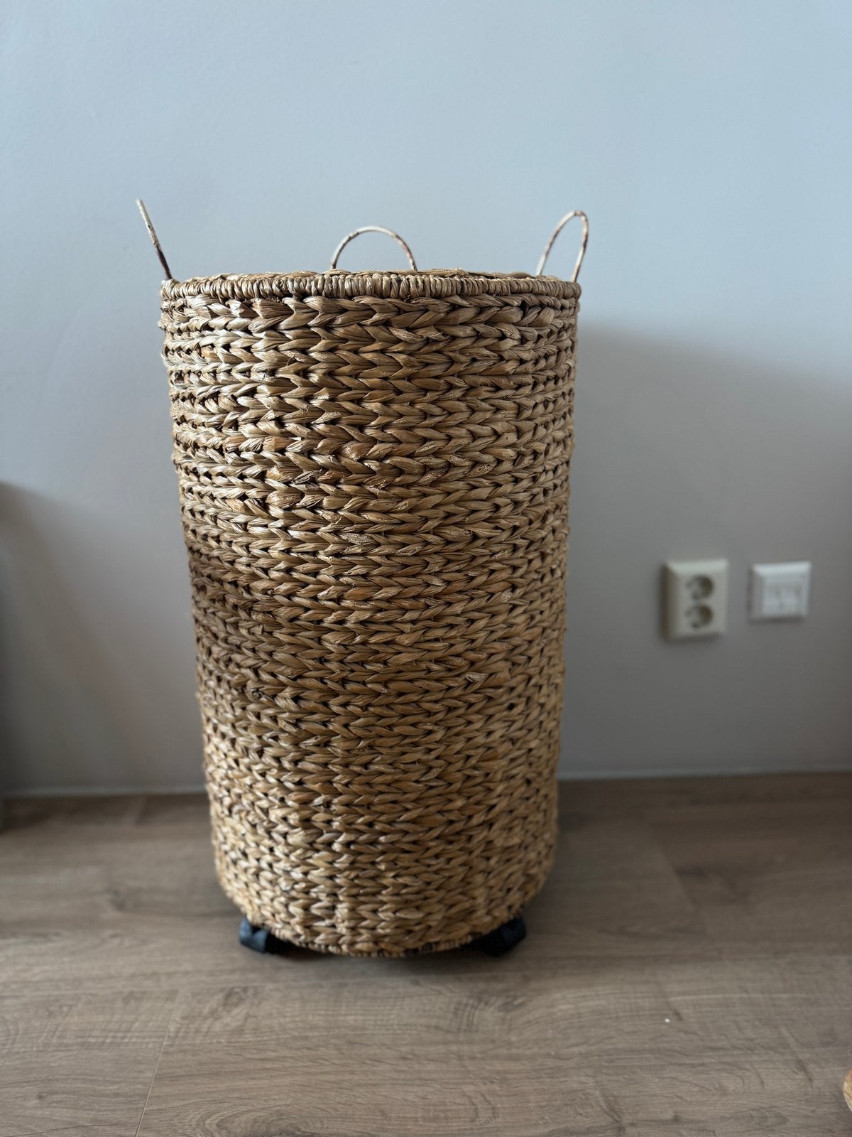 Rieten wasmand met wieltjes, Huis en Inrichting, Ophalen, Gebruikt