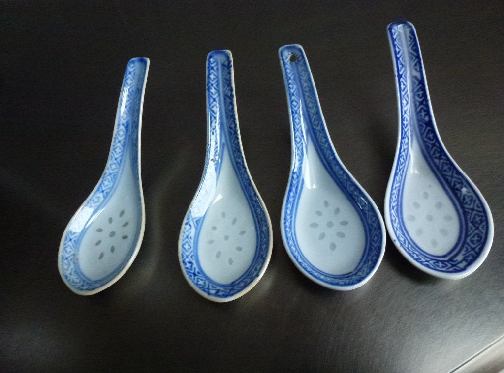 Vintage 4 Chinese rijstkorrel porseleinen lepels in zgs., Ophalen of Verzenden