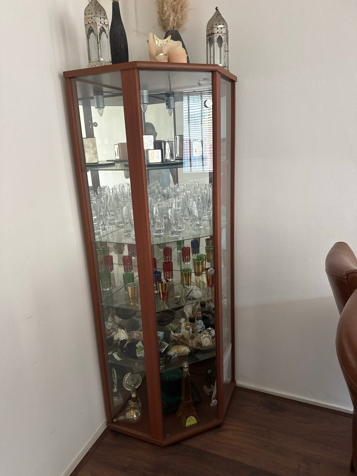 Glazen vitrinekast met houten frame, Huis en Inrichting, Kasten | Vitrinekasten, Ophalen, Minder dan 50 cm, Gebruikt, Glas