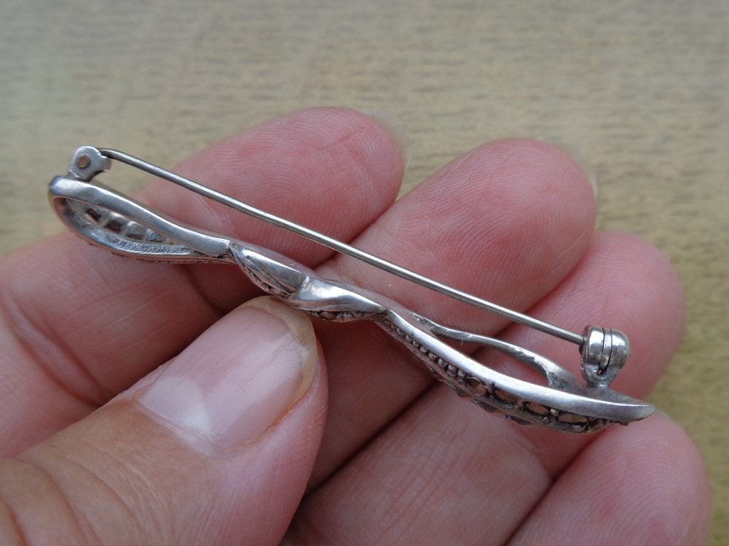 zilveren broche strik met makasiet steentjes [712], Met kristal, 4 tot 7 cm, Verzenden, Zo goed als nieuw