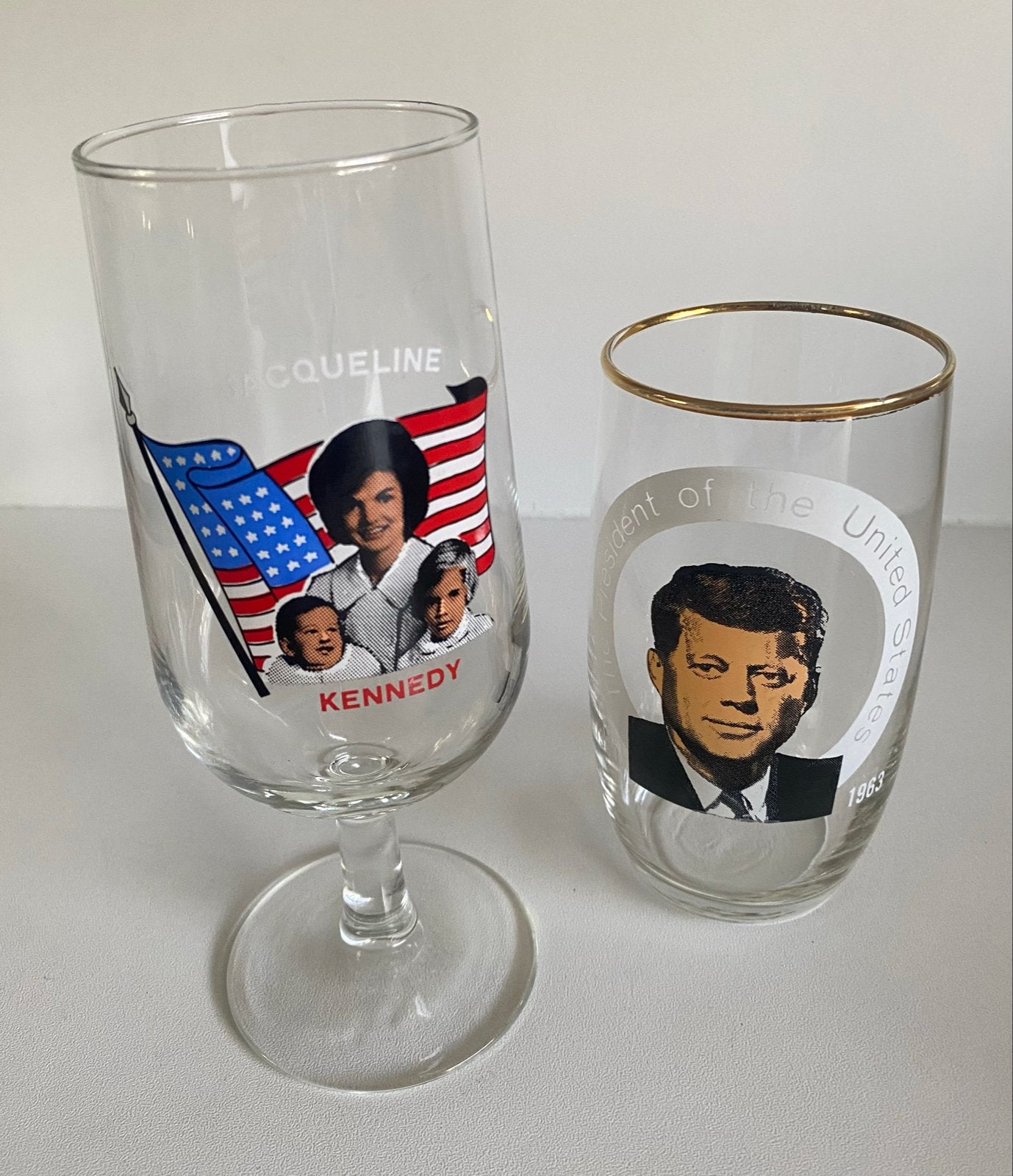 2 Glazen van/met JFK en Jacqueline Kennedy. H.12 & 17 cm, Ophalen of Verzenden