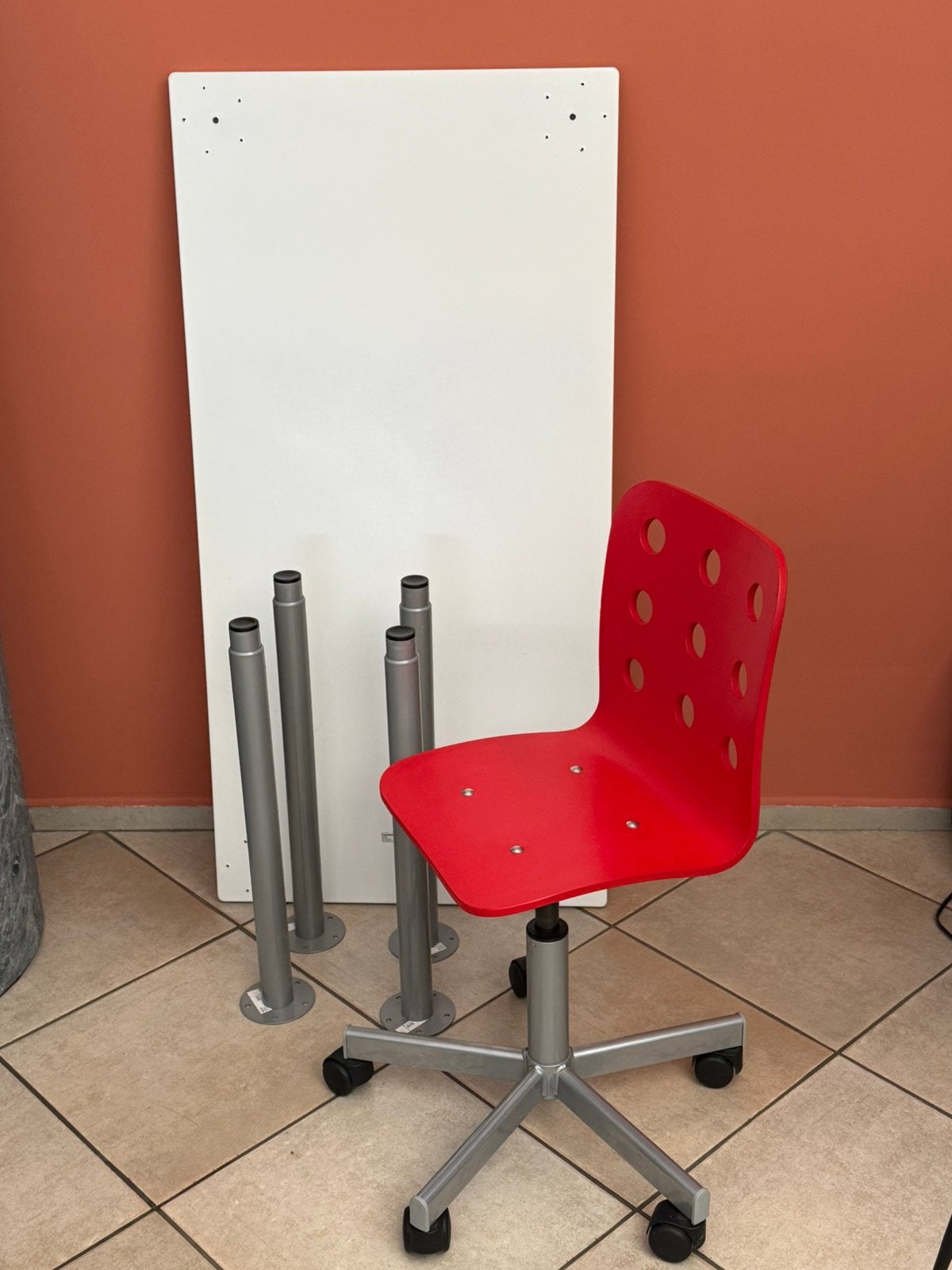 Bureau tafel en stoel, Ophalen, Zo goed als nieuw, Overige kleuren
