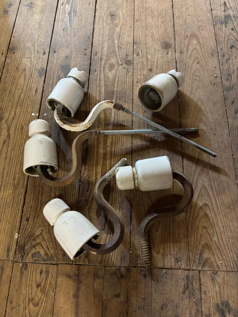 Vintage porseleinen isolatoren met ijzeren haken, Ophalen, Gebruikt, Overige typen