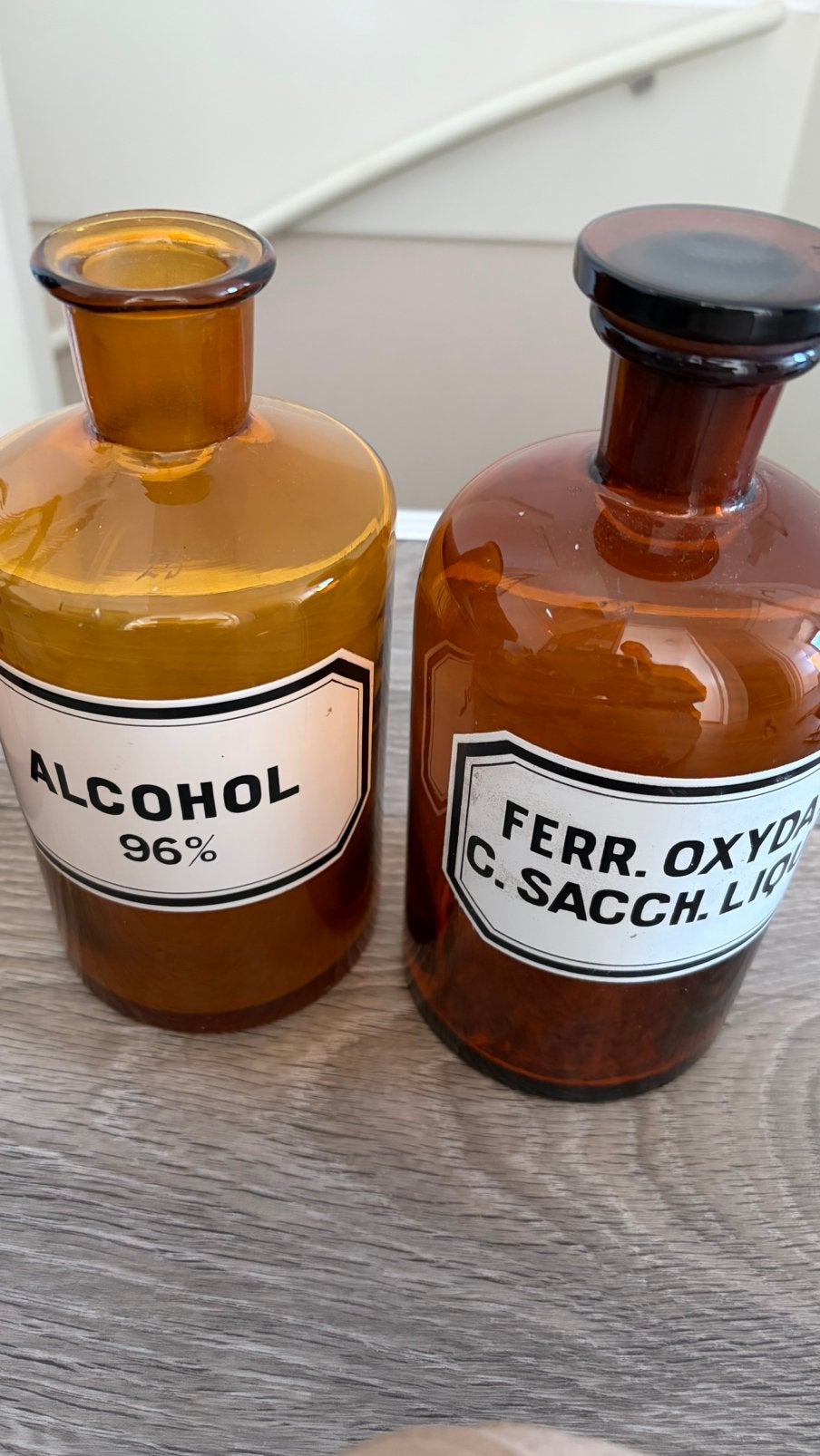 Twee vintage apothekers potten, Ophalen