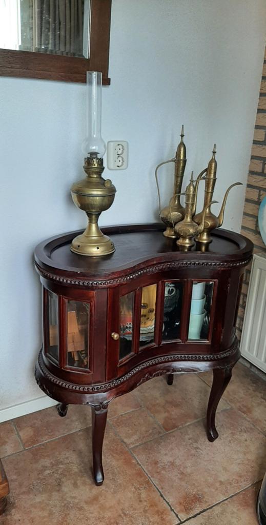 vitrinekast/bijzettafel met gebogen glas, Ophalen