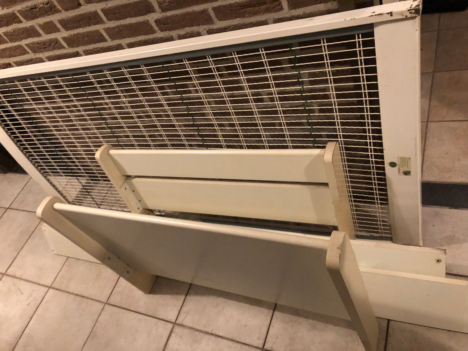 Een persoons bed met matras, Ophalen of Verzenden, Zo goed als nieuw, Hout