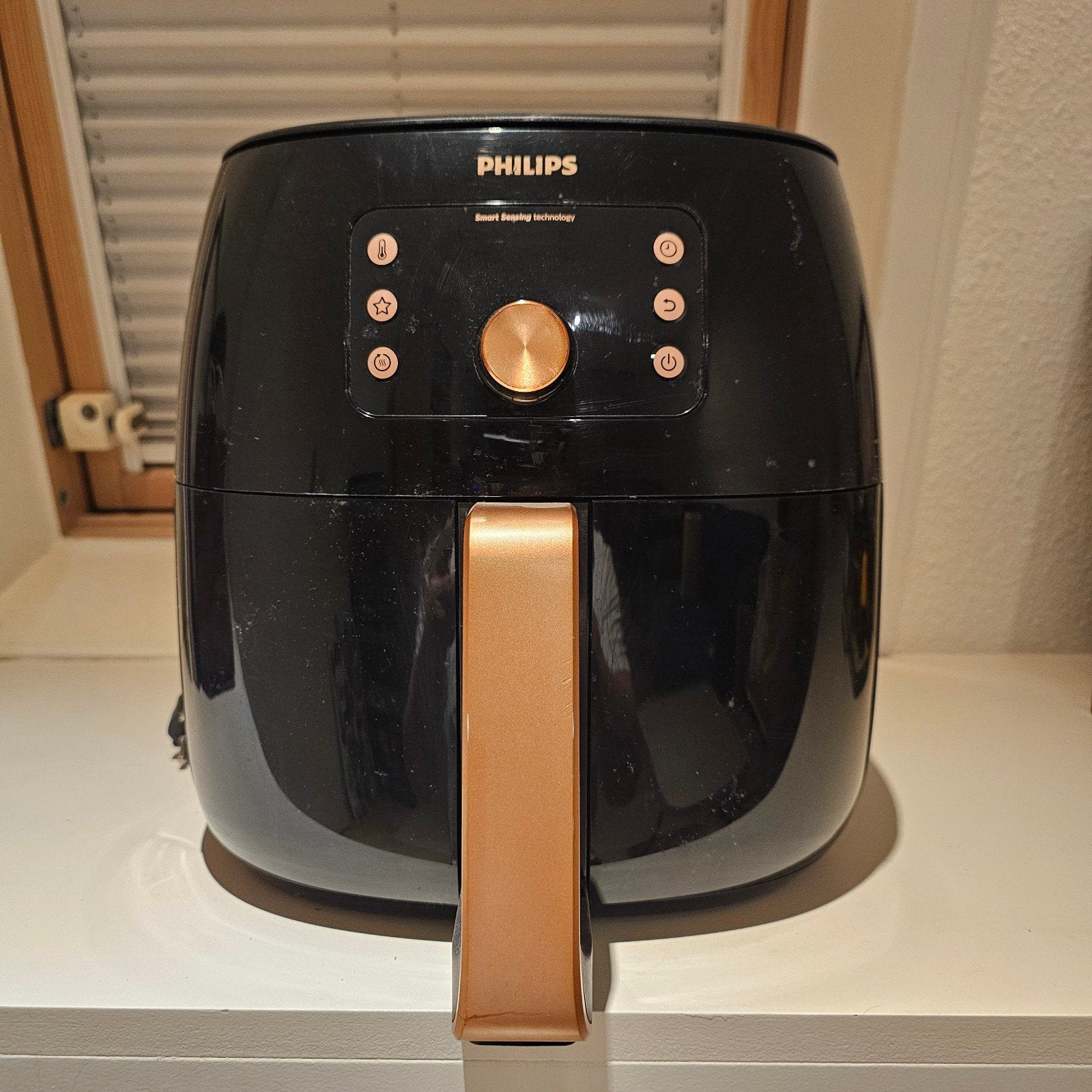 Foto 2 van Philips Airfryer XXL - Zwart met koperen accenten