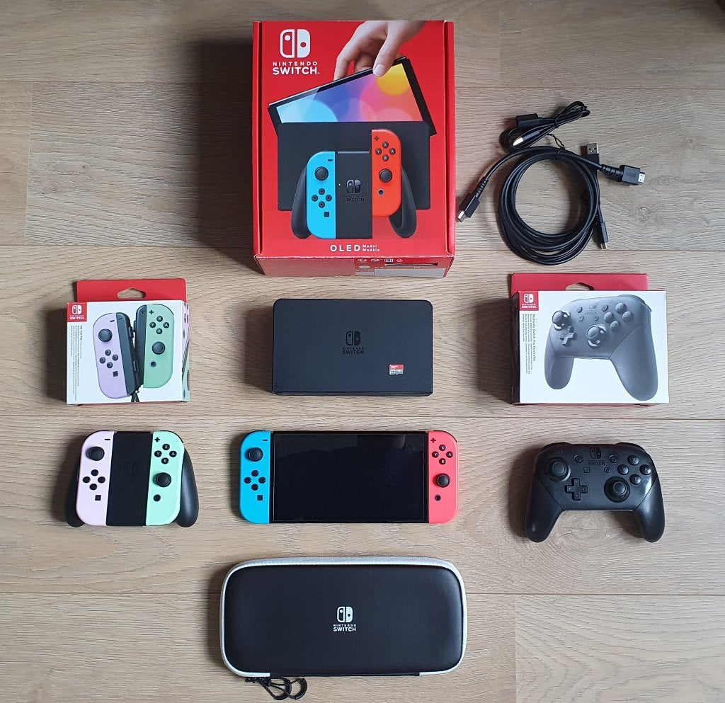 Nintendo Switch OLED + Pro Controller + Extra Joy-Cons, Spelcomputers en Games, Spelcomputers | Nintendo Switch, Zo goed als nieuw