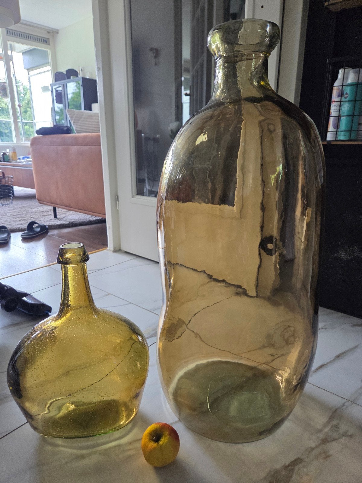 Twee grote glazen vazen / flessen, Huis en Inrichting, Woonaccessoires | Vazen, Overige kleuren, Ophalen of Verzenden, Glas, 70 cm