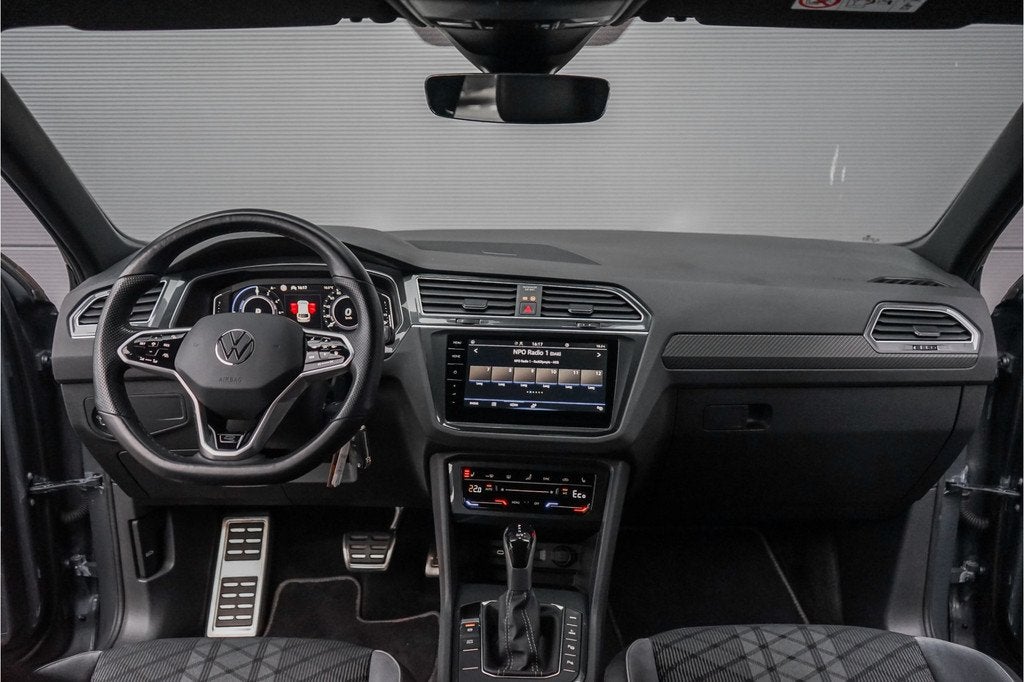 Volkswagen Tiguan 1.4 TSI eHybrid R-Line Business+ ACC Elek, Auto's, Volkswagen, Gebruikt, Zwart, 4 cilinders, Leder en Stof