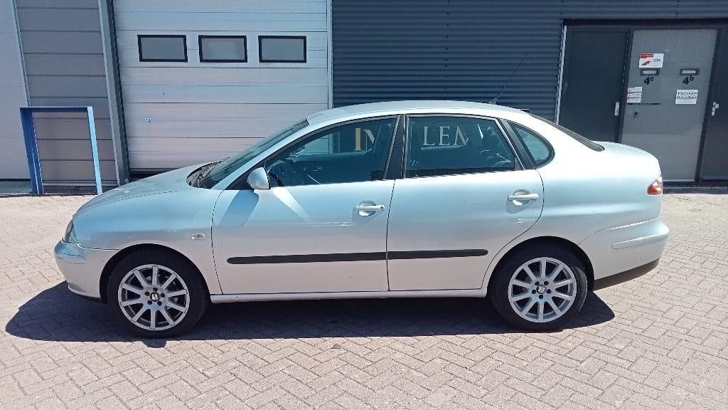 Seat Cordoba 1.4 16V Airco! Inruil mogelijk, Auto's, Voorwielaandrijving, 40 €/maand, Zwart, 4 cilinders