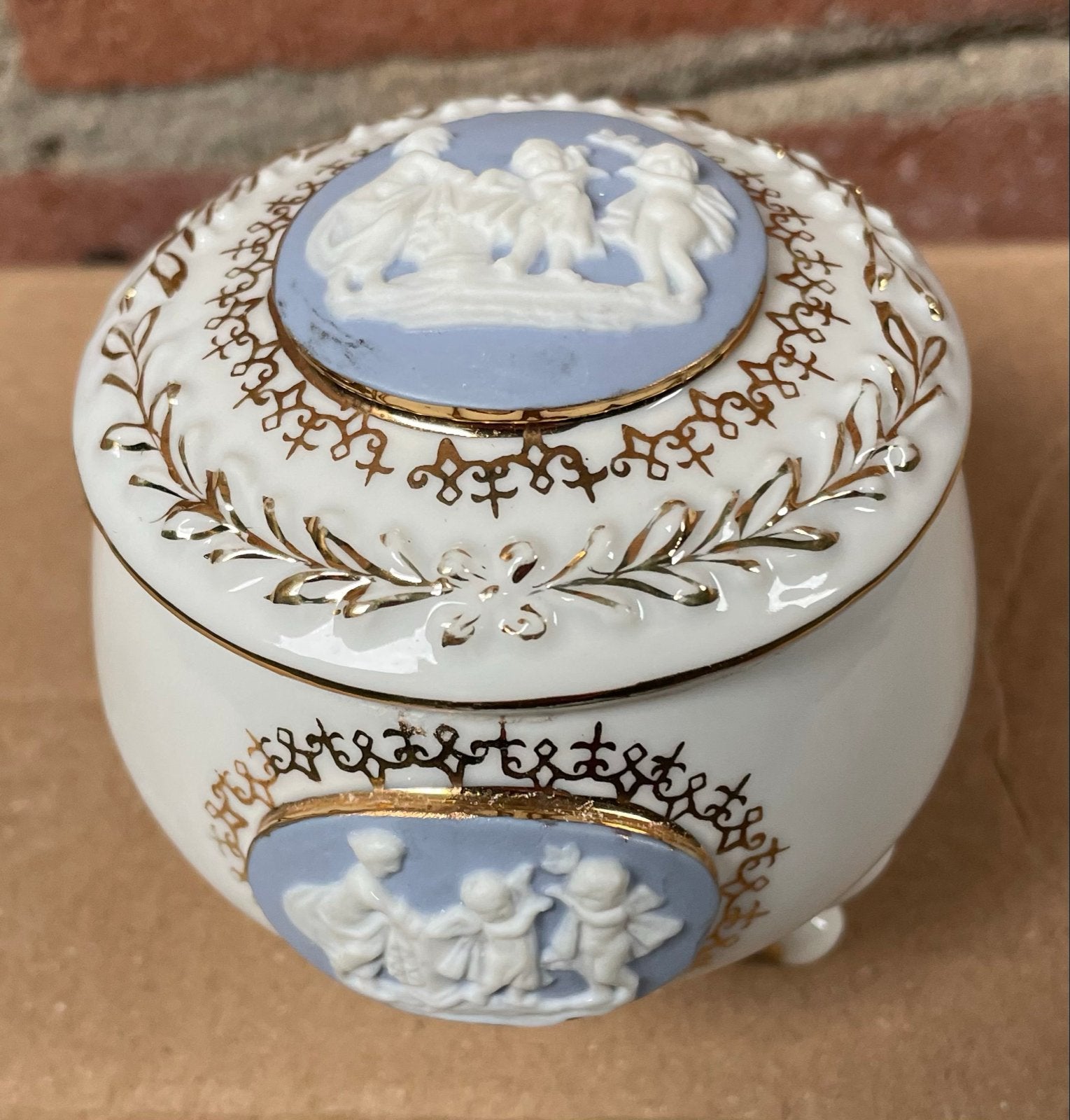 Ronde porseleinen snuisterijdoos met putti reliëf, Wedgwood-, Ophalen of Verzenden