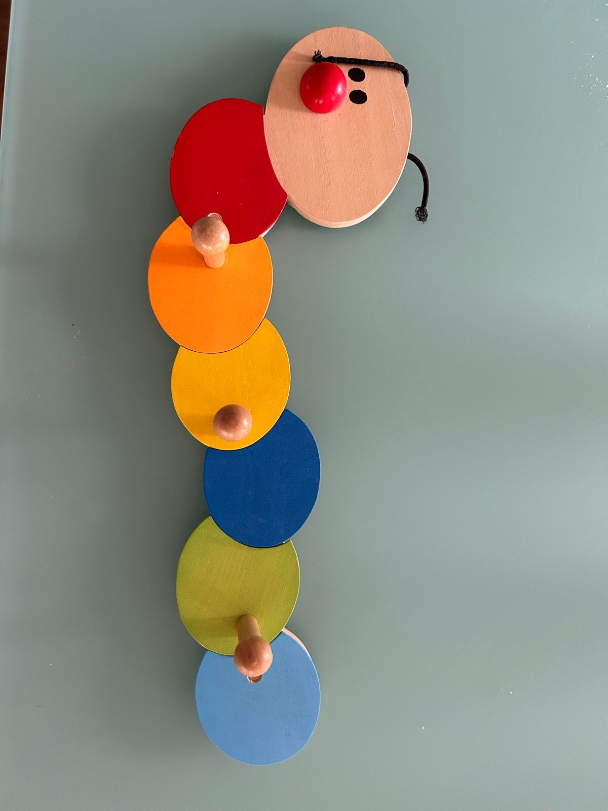 Vrolijke houten Kinderkapstok Rups met 3 Haken, Huis en Inrichting, Gebruikt, Ophalen of Verzenden, Minder dan 100 cm, Kinderkapstok