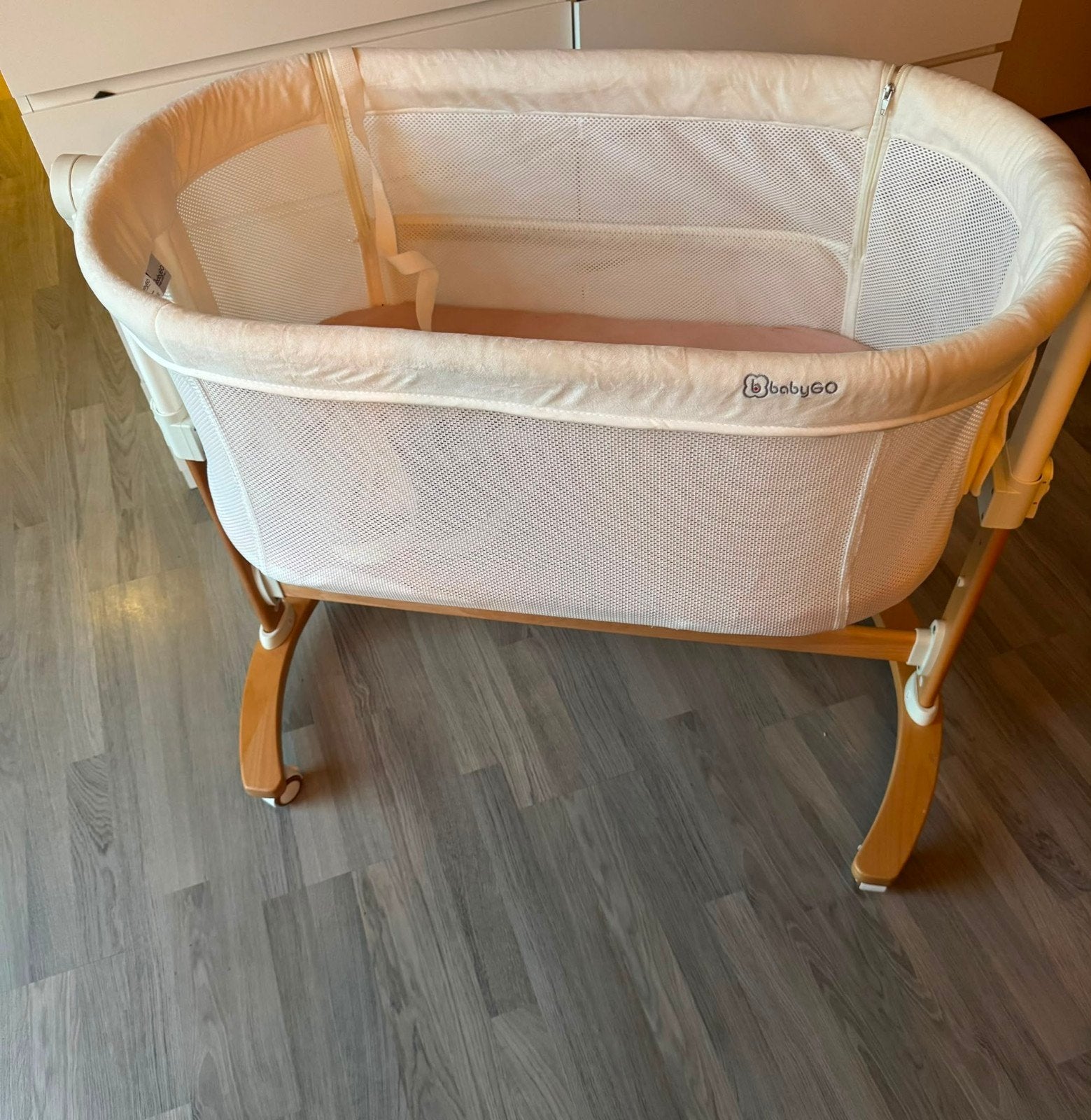BabyGo Wieg/Co-sleeper met schommelfunctie, Ophalen of Verzenden, Zo goed als nieuw, Wieg