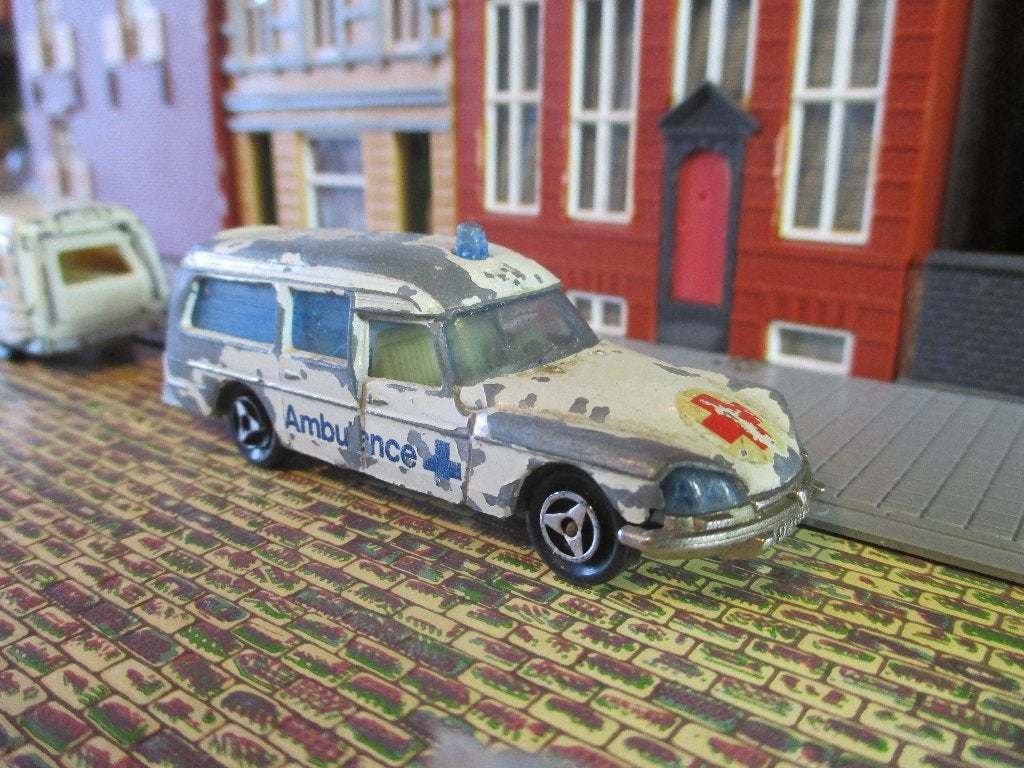 1:65 Citroën DS 21 Ambulance Majorette met blauwe achterklep, Ophalen of Verzenden, Gebruikt, Auto