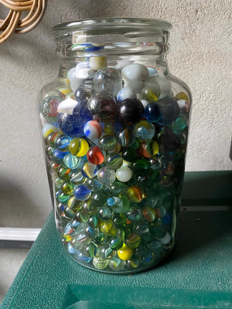 Glazen pot vol met mooie knikkers, Ophalen, Jongen of Meisje