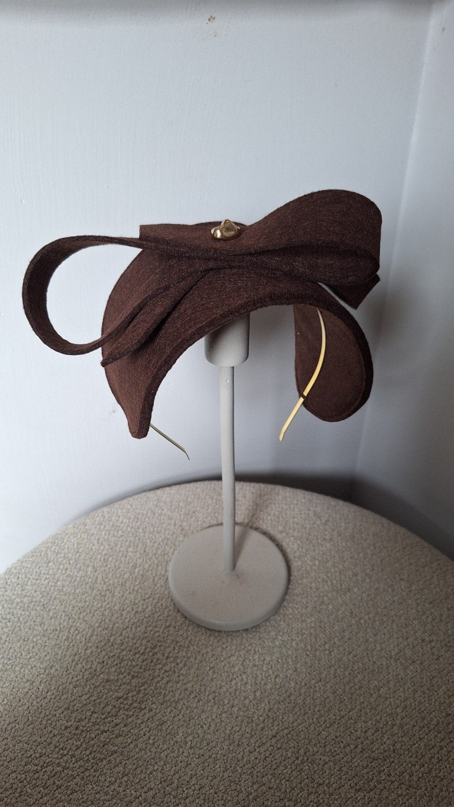 Bruine Fascinator - Elegant Hoofddeksel, Ophalen of Verzenden, Nieuw, One size fits all, Hoed