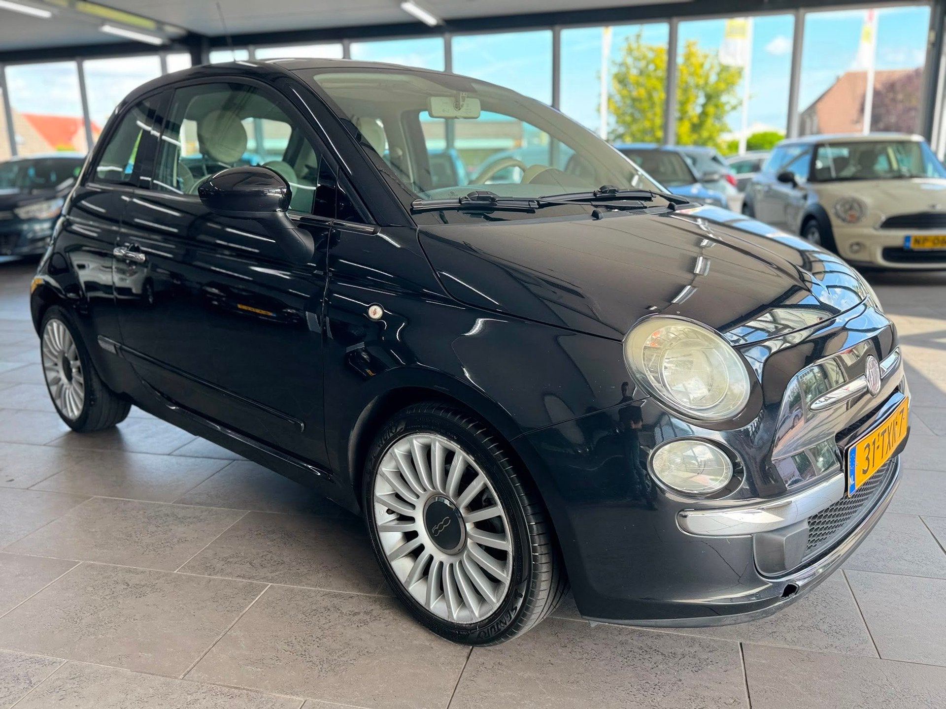 Fiat 500 0.9 TwinAir Lounge schuifdak airco navigatie elektr, Auto's, Voorwielaandrijving, Gebruikt, 31 €/maand, Origineel Nederlands