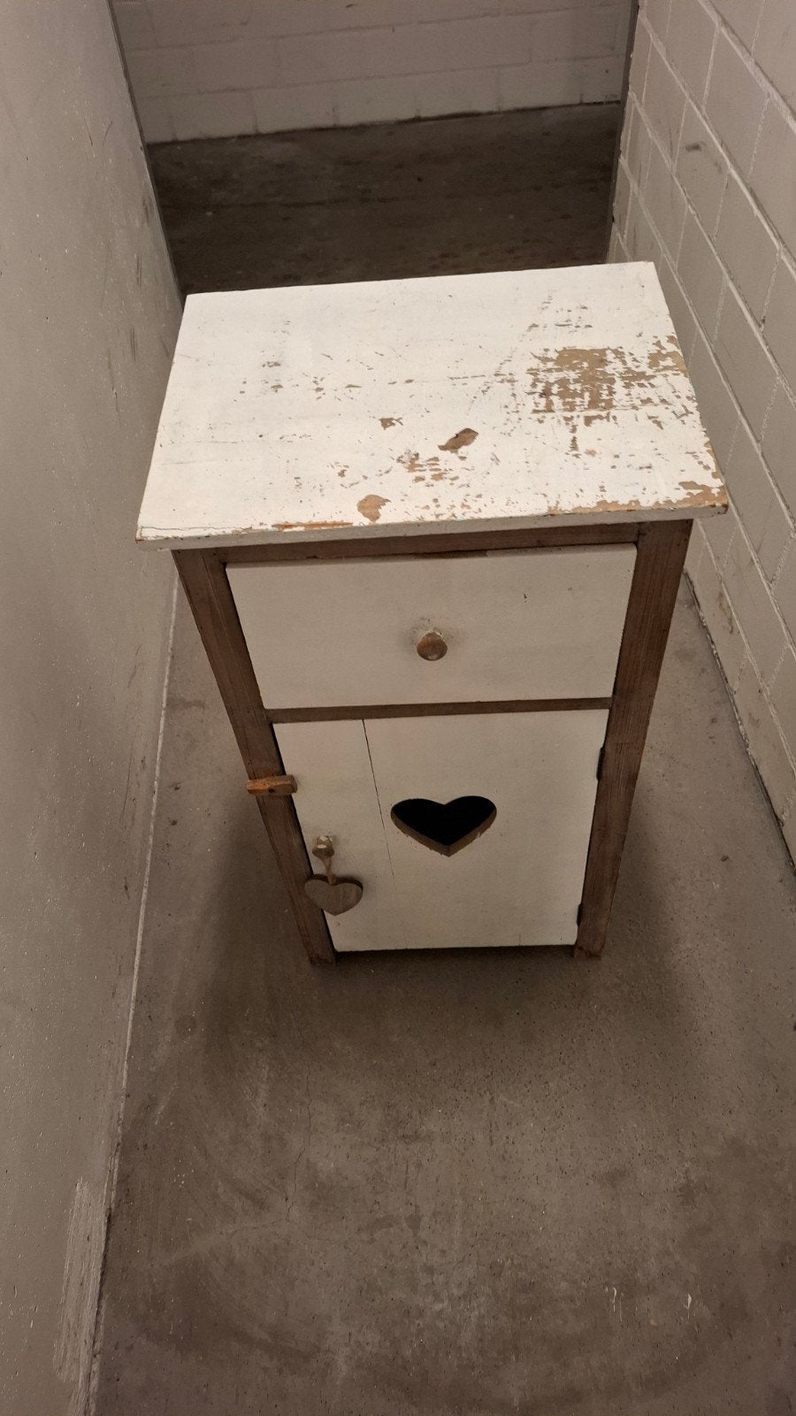 Gratis: Nachtkastje/bijzettafel met hartje, Ophalen