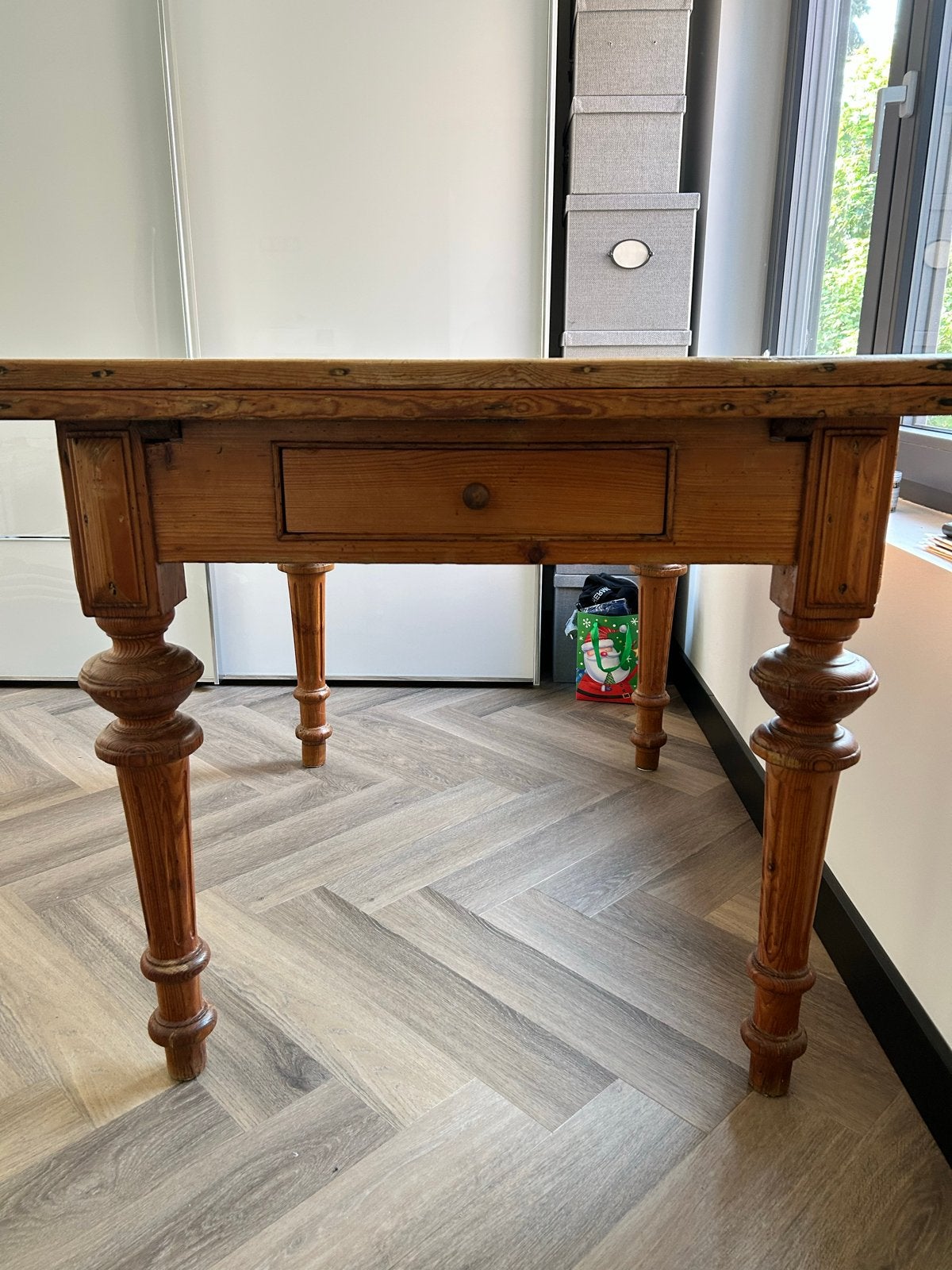 Antieke houten tafel met lade en uittrekbare panelen, Ophalen