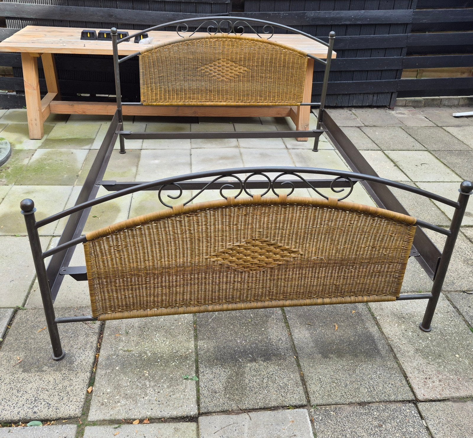 Bed ombouw 200x160 met rieten hoofdeinde, Ophalen, Gebruikt, Bruin, Tweepersoons