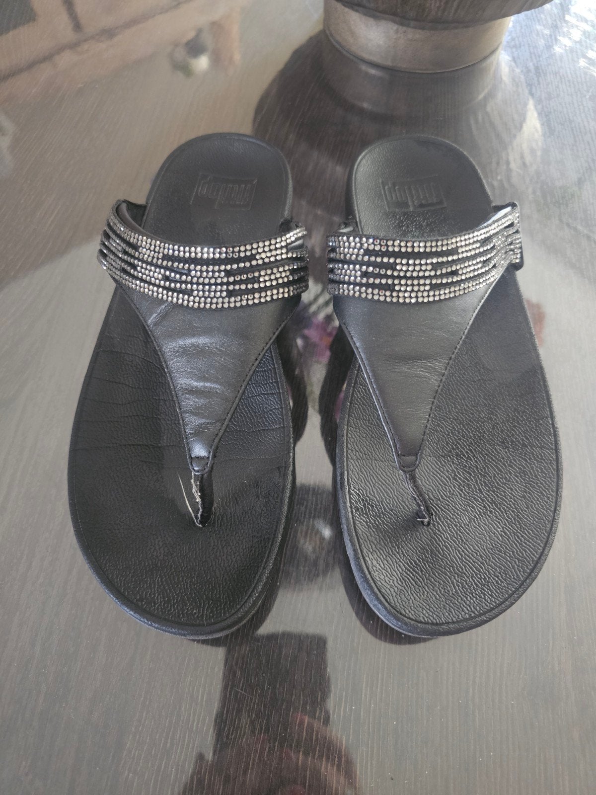 FitFlop slippers maat 38 met leren band en steentjes, Kleding | Dames, Schoenen, Slippers, Zwart, FitFlop, Ophalen of Verzenden