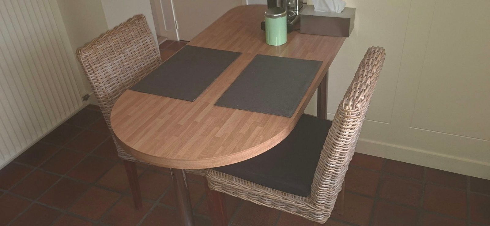 Twee rieten stoelen met kussens. Gekocht bij Dutchome, Huis en Inrichting, Ophalen, Gebruikt, Twee, Overige kleuren