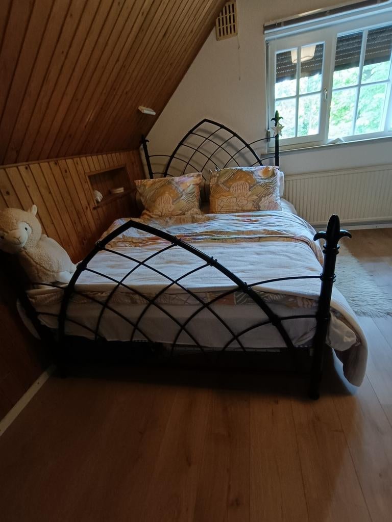 Tweepersoonsbed 140x200cm met matras en beddengoed, Huis en Inrichting, Slaapkamer | Bedden, Ophalen, Gebruikt, Zwart, Tweepersoons
