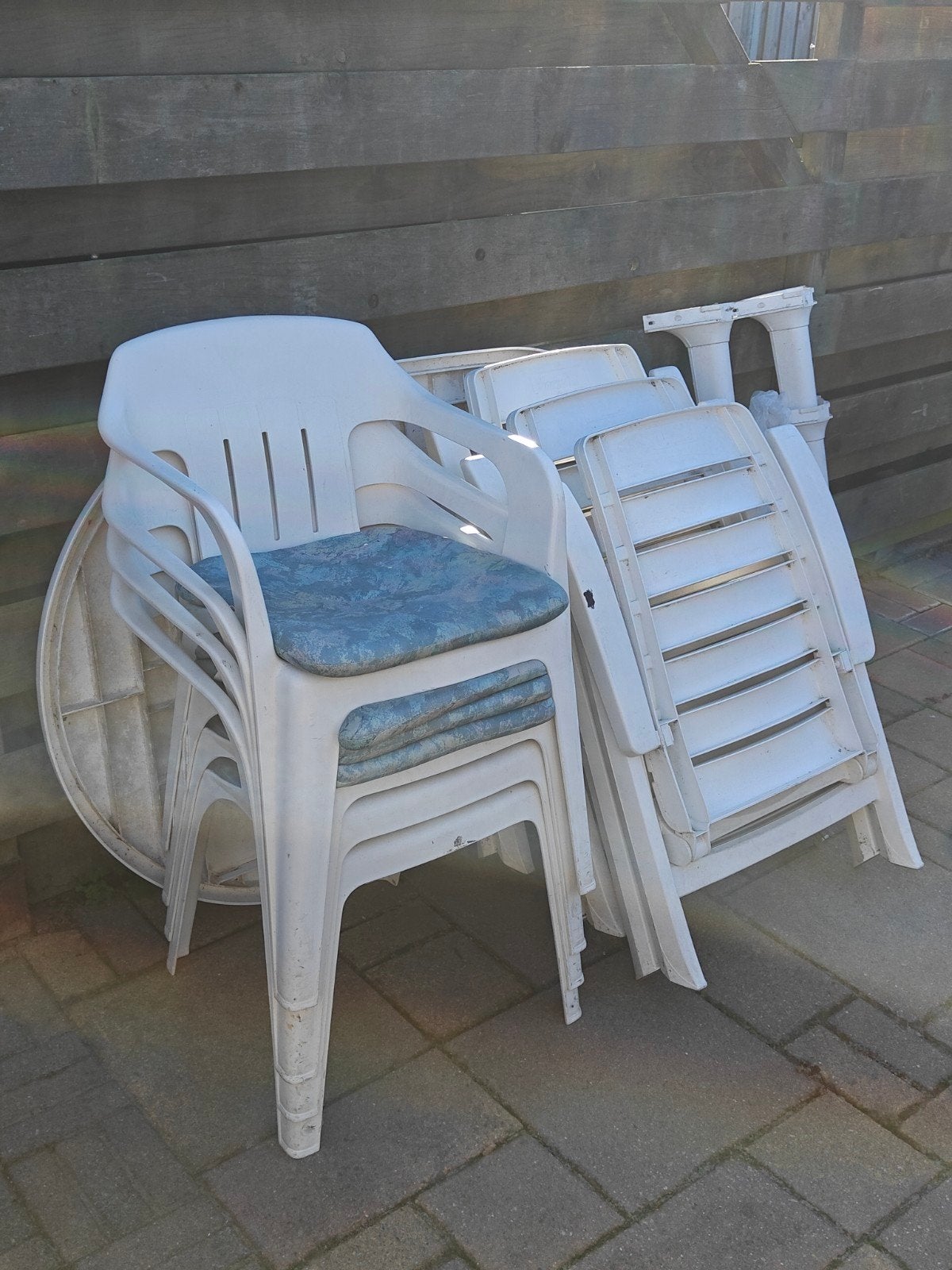 Foto 2 van Tuinset: 4 vaste stoelen, 3 klapstoelen en 1 tafel