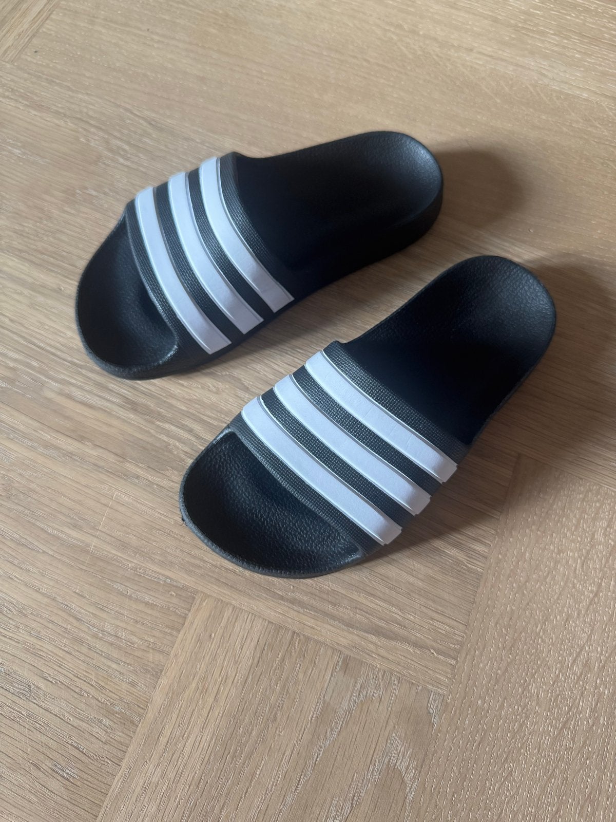 Adidas slippers maat 31 - Nieuwstaat, Ophalen of Verzenden, Nieuw, Jongen of Meisje, Overige typen