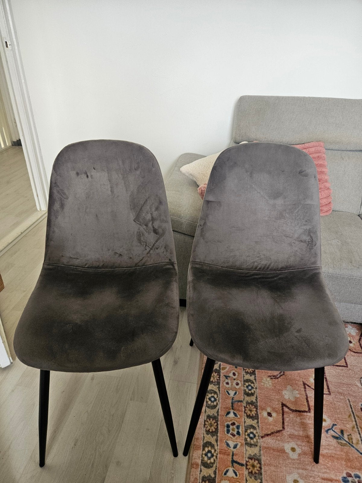 Set van 2 grijze fluwelen eetkamerstoelen, Huis en Inrichting, Stoelen, Ophalen, Twee, Zo goed als nieuw, Stof