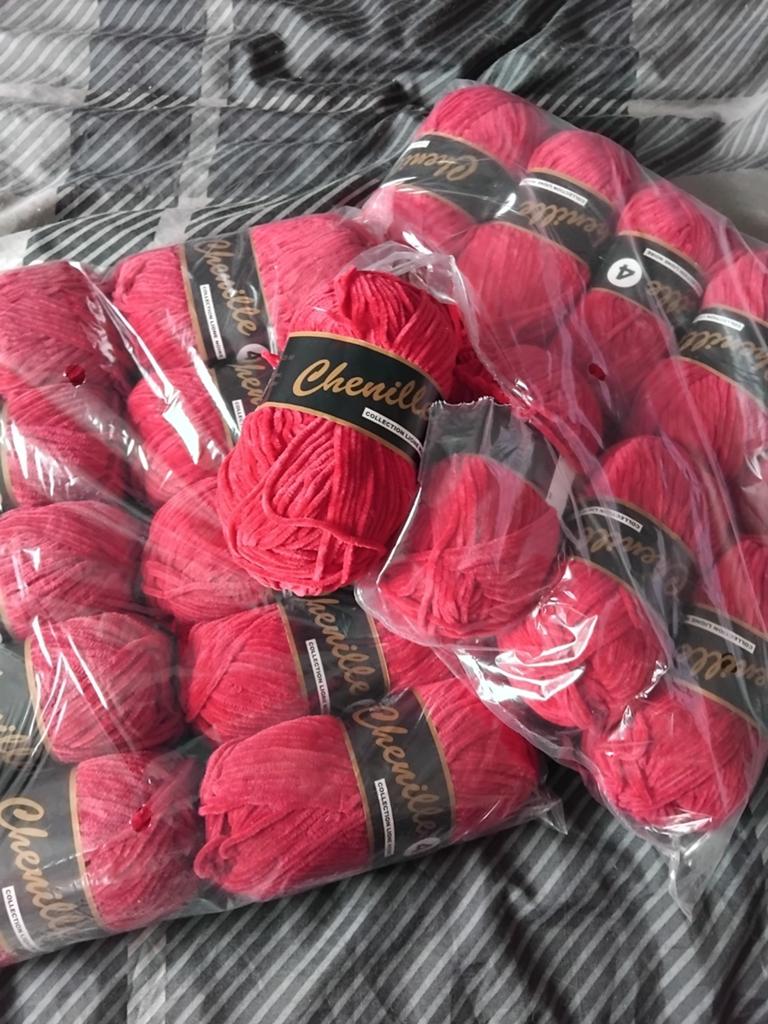 Breiwol 19 bollen chenille rood, Ophalen of Verzenden, Nieuw, Breien of Haken, Wol of Garen