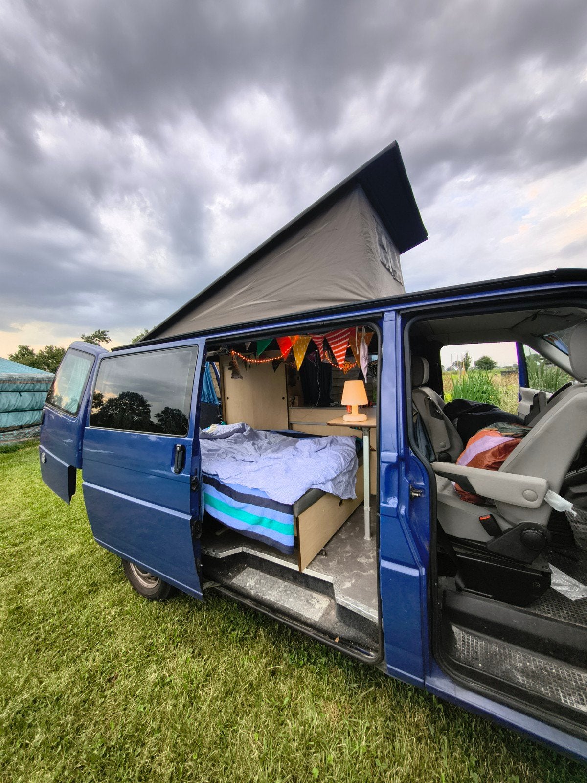 VW T4 TDI 2002 Camper - 240000km - half tarief, Voorwielaandrijving, Overige carrosserieën, Blauw, Origineel Nederlands