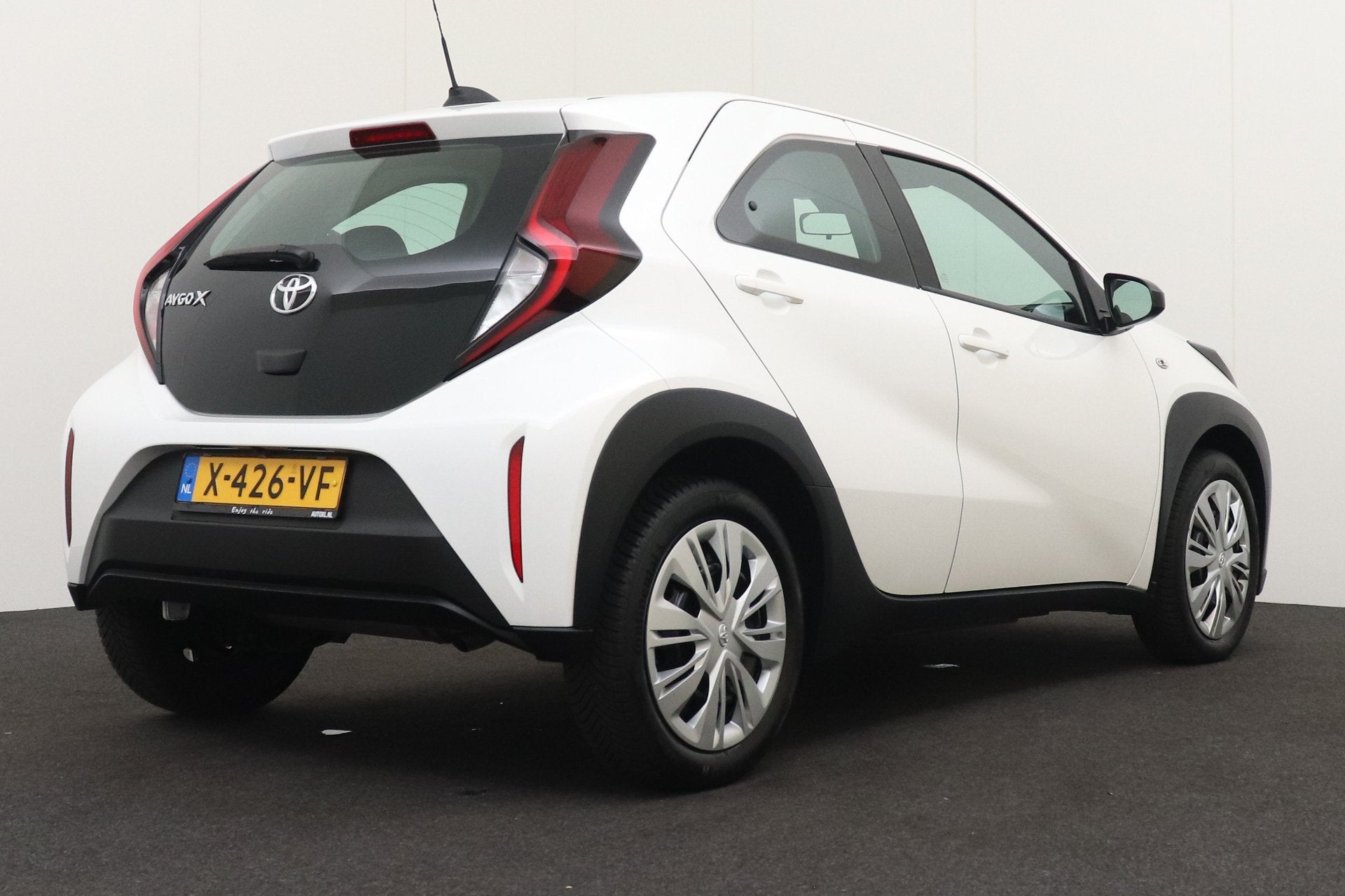 Toyota Aygo X 1.0 VVT-i MT Play Carplay Adapt. Cruise Camera, Auto's, Toyota, Gebruikt, 920 kg, 4 stoelen, Wit