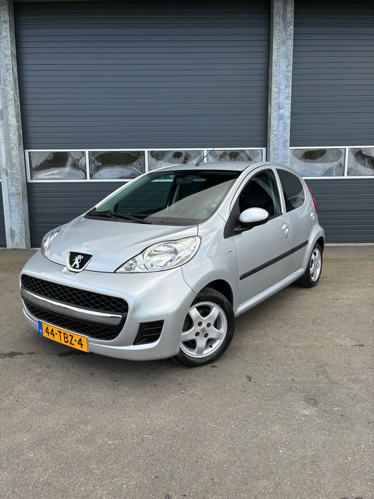 Peugeot 107 1.0 12V 5DR 2012 Grijs ELEK.RAMEN AIRCO, Auto's, Euro 5, Stof, 4 stoelen, 68 pk