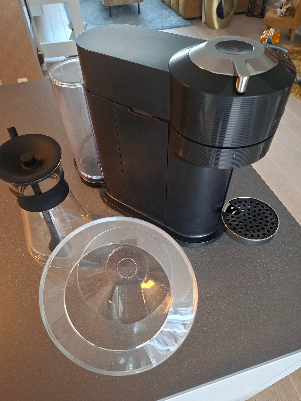 Nespresso Vertuo koffiezetapparaat met cupjeshouder, Witgoed en Apparatuur, Ophalen, Gebruikt, Koffiemachine, Koffiepads en cups