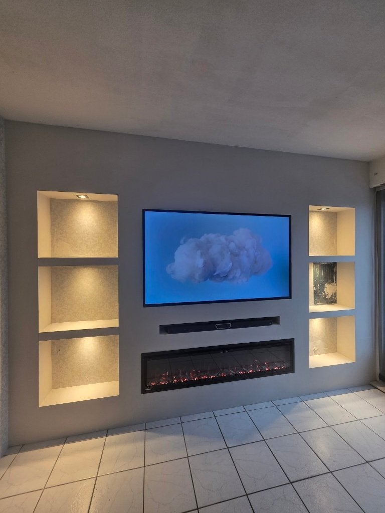 Lichtgrijze cinewall met 6 verlichte nissen en sfeerhaard, Huis en Inrichting, Ophalen, 200 cm of meer, 25 tot 50 cm, 300 cm of meer