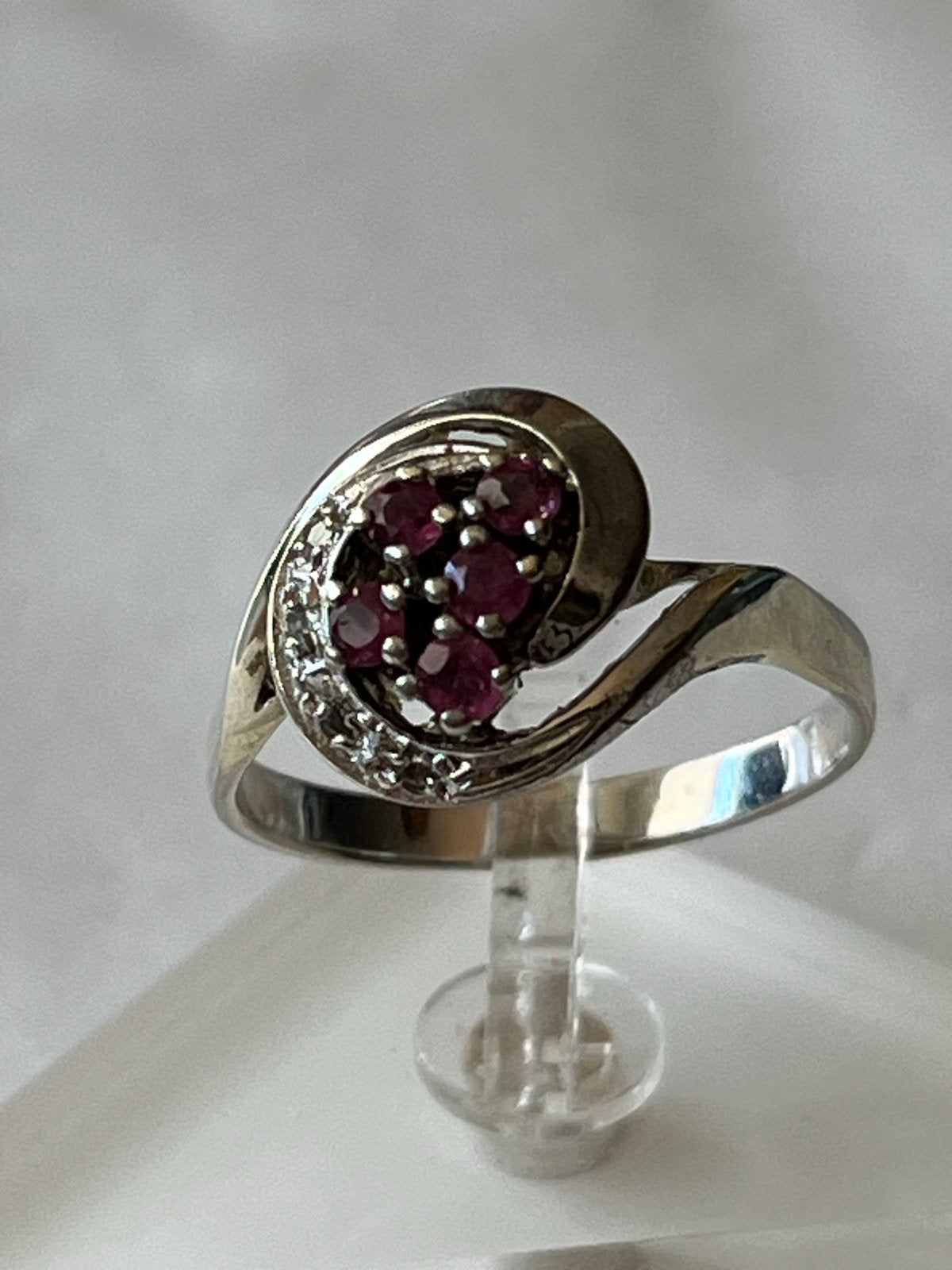Witgouden ring met Robijn en Diamant, gekeurd 333 / 8 CT, Sieraden, Tassen en Uiterlijk, Ringen, Gebruikt, 20 of groter, Verzenden
