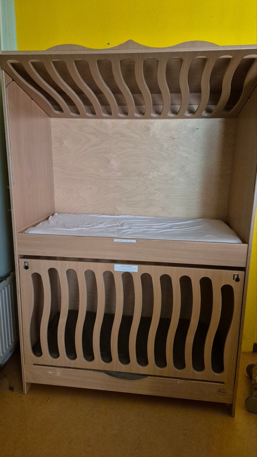 Houten ledikant met golvend design, Kinderen en Baby's, Babywiegjes en Ledikanten, Ophalen, Gebruikt, Ledikant
